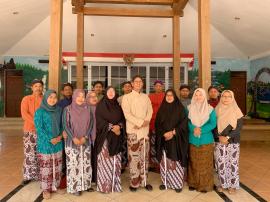 KENAKAN PAKAIAN ADAT JAWA SELAMA PERINGATAN HARI BATIK NASIONAL
